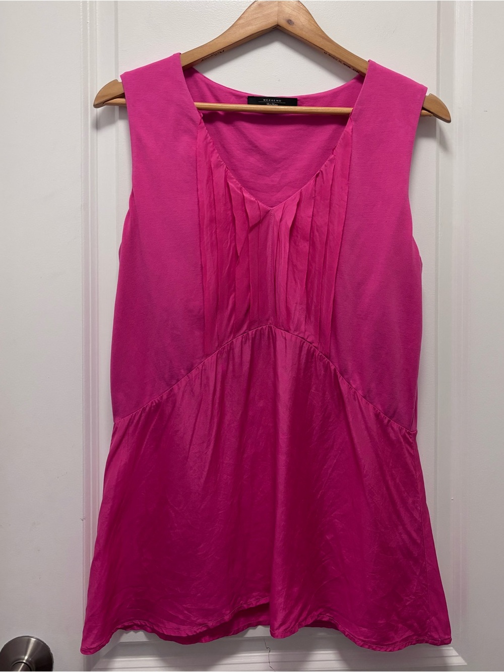 Weekend Max Mara Fuchsia Pleated V-Neck Sleeveless Top
